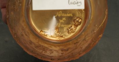 DAUM NANCY, pot à fard en verre à décor dégagé...