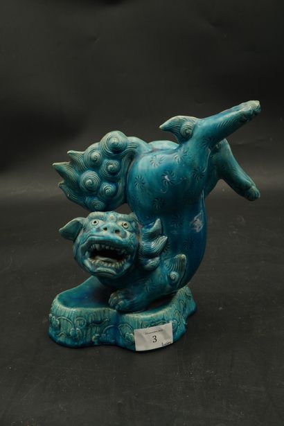 Chien de Fô bondissant en céramique émaillée...