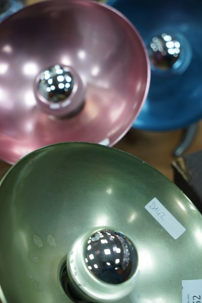 Trois lampes à poser en métal rose, vert...