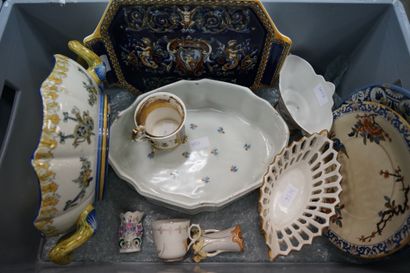 GIEN, plateau octogonal en faïence à décor...