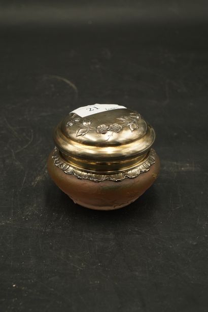 DAUM NANCY, pot à fard en verre à décor dégagé...