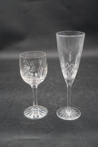 Partie de service de verres à pied et flûtes...