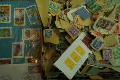 Réunion de timbres dont : Burkina Faso, France,...