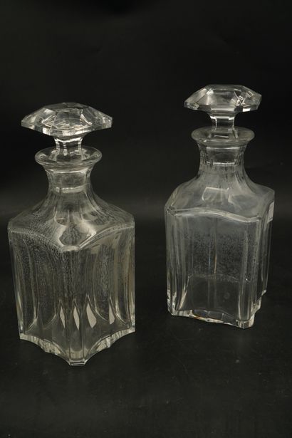 BACCARAT France. Paire de carafes en cristal,...
