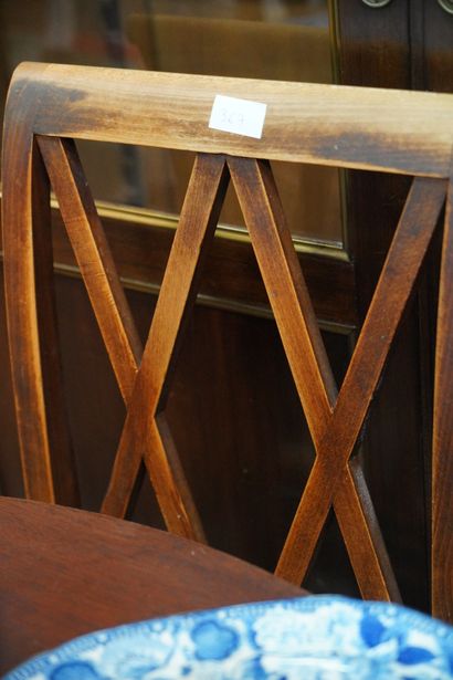 Suite de quatre chaises en bois vernis, le...