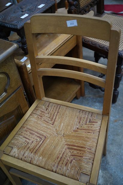 Réunion de mobilier en bois naturel comprenant...
