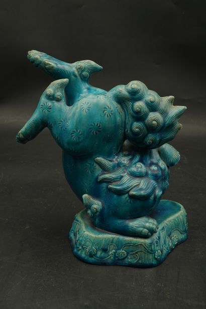 Chien de Fô bondissant en céramique émaillée...