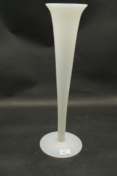 Vase cornet en opaline clair de lune. Travail...