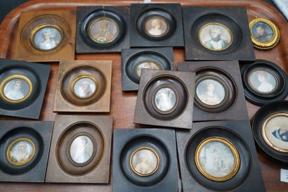 Réunion de miniatures de techniques diverses...