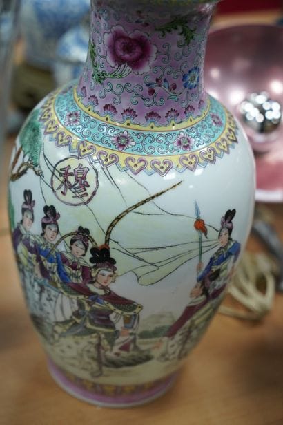 CHINE, XXe. Vase en porcelaine à décor émaillé...