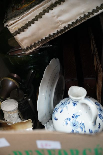 Réunion de jouets, poupées, bateau, dentelle,...