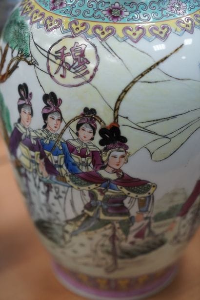 CHINE, XXe. Vase en porcelaine à décor émaillé...
