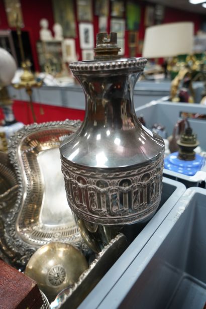 Réunion de métal argenté dont : vase monté...
