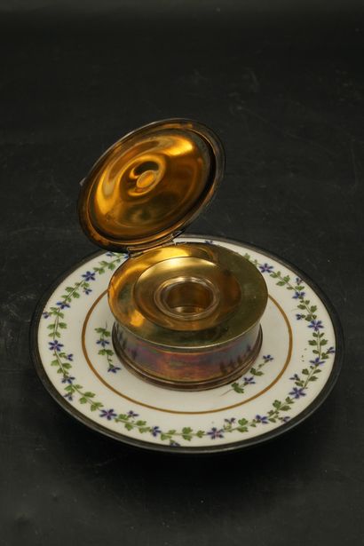 Bougeoir en argent à décor d'une frise de...
