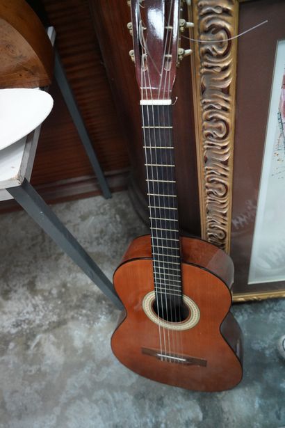 Guitare accoustique portant l'étiquette Pierre...