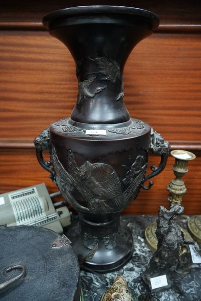 CHINE Xxe siècle, important vase en bronze...