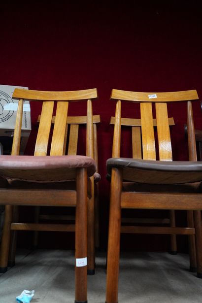 BIF
Suite de quatre chaises en bois. Marquées...