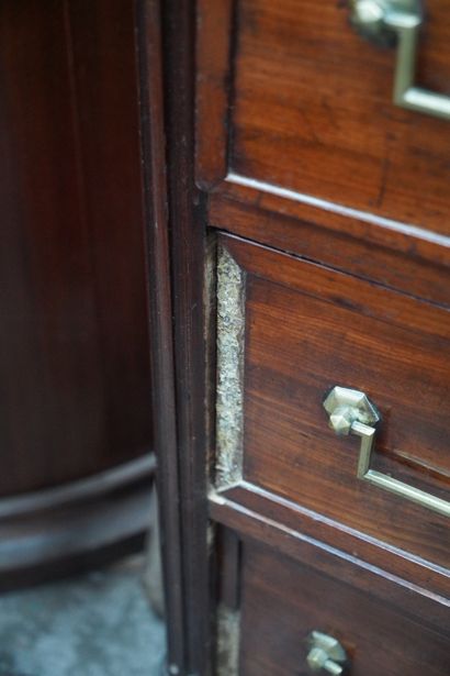 Commode en acajou et placage d'acajou, ouvrant...