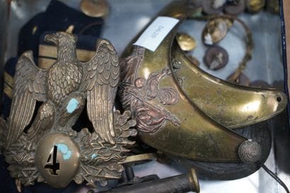 MILITARIA, poire à poudre en laiton, plaque...