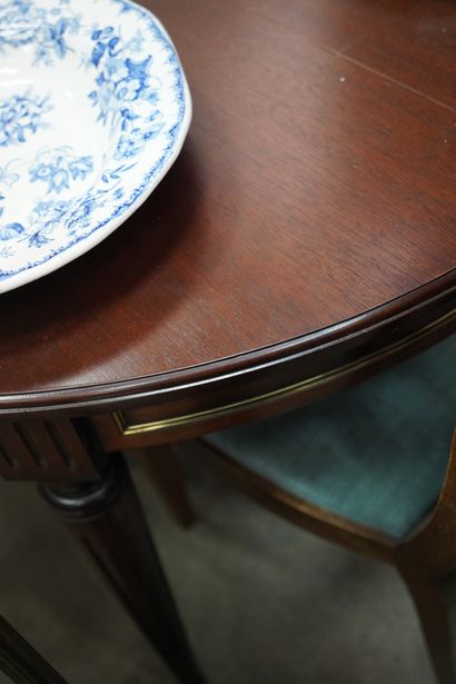 Table circulaire en bois vernis, les pieds...