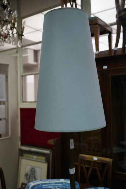 Lampadaire en laiton, le fût cannelé à bagues...