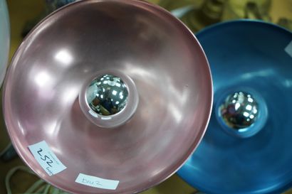 Trois lampes à poser en métal rose, vert...