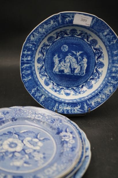 ANGLETERRE, réunion d’assiettes en faïence...