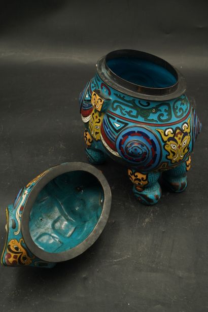 CHINE Xxe. Boite couverte en émaux cloisonnés...