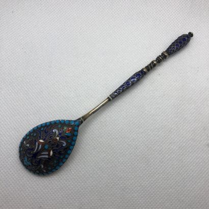 Cuillère en argent à décor d'émaux cloisonnés...