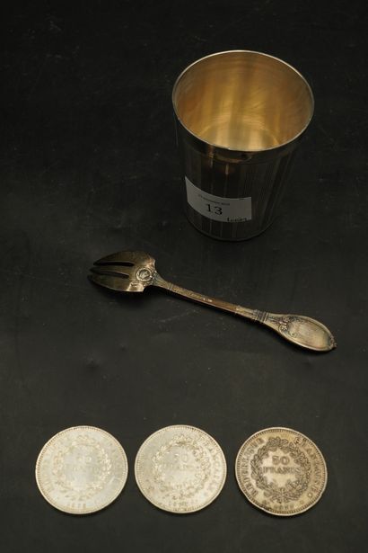Timbale en argent chiffrée CV ; trois pièces...