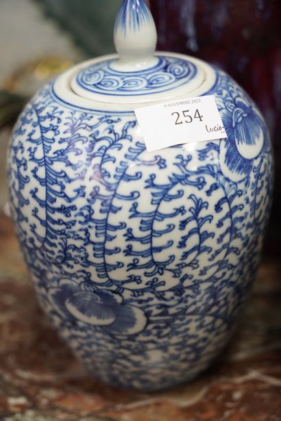 CHINE, XXe. Pot à gingembre en porcelaine...