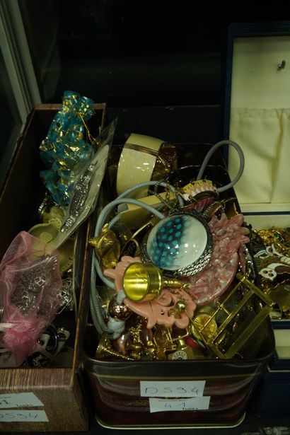 Réunion de bijoux fantaisie sur le thème...