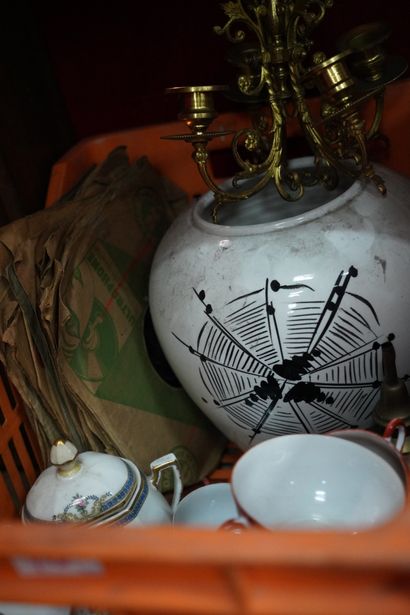 Réunion de lampe à pétrole ; theière ; verseuse...