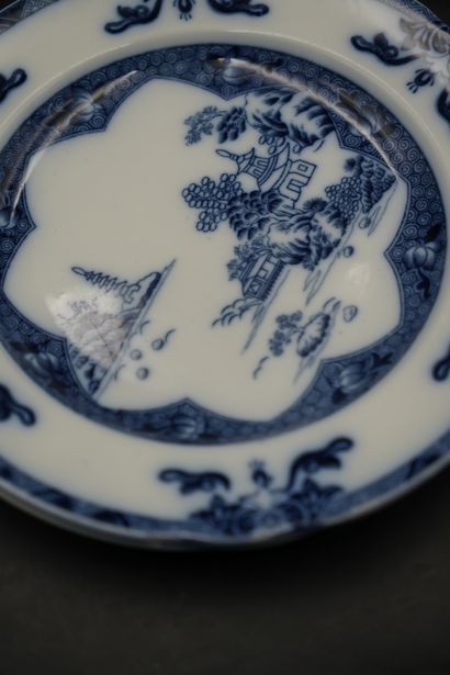 SPODE, réunion d’assiettes en faïence fine...