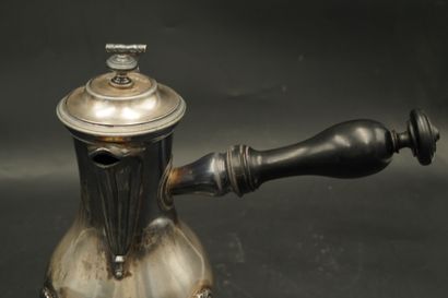 Verseuse en argent tripode, de forme balustre,...