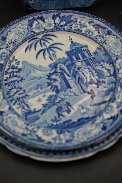 ANGLETERRE, réunion d’assiettes en faïence...