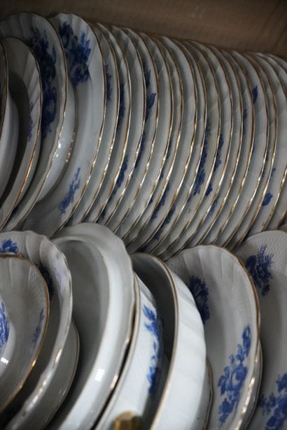LIMOGES, partie de service de table en porcelaine...