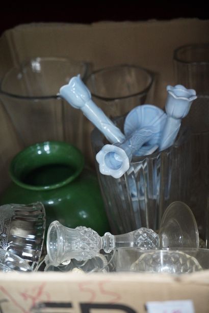 Réunion de vases en verre et verrerie diverse,...