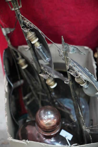 Réunion d'objets divers, dont : lampe épousant...