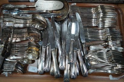 Partie de ménagère en métal argenté modèle...