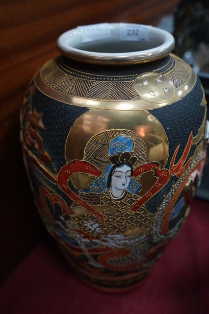 SATSUMA, JAPON, vase en céramique à décor...