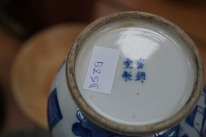 Chine, XIXe siècle 
Vase balustre en porcelaine...