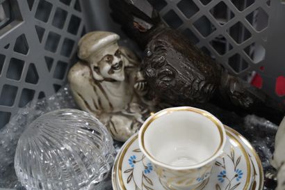 Mortier en albâtre ; deux statuettes en céramique...