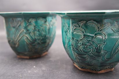 CHINE. Paire de cache-pots en céramique à...