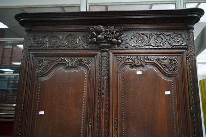 Armoire de mariage en bois naturel mouluré...