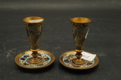 Paire de flambeaux en bronze à décor en émaux...