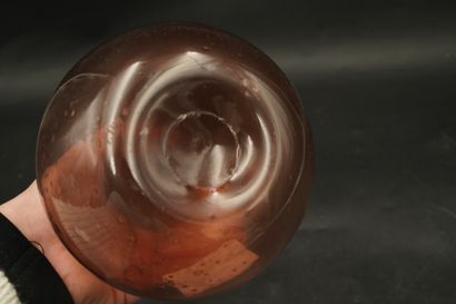 BIOT. Vase soliflore en verre soufflé et...
