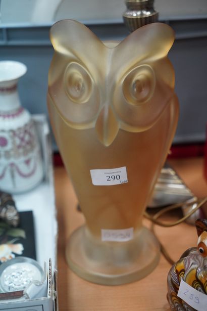 SEVRES, Lampe en cristal teinté jaune figurant...