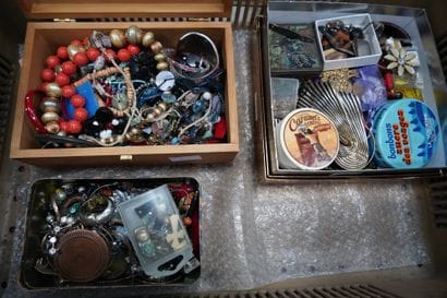 Réunion de bijoux fantaisie. On joint une...