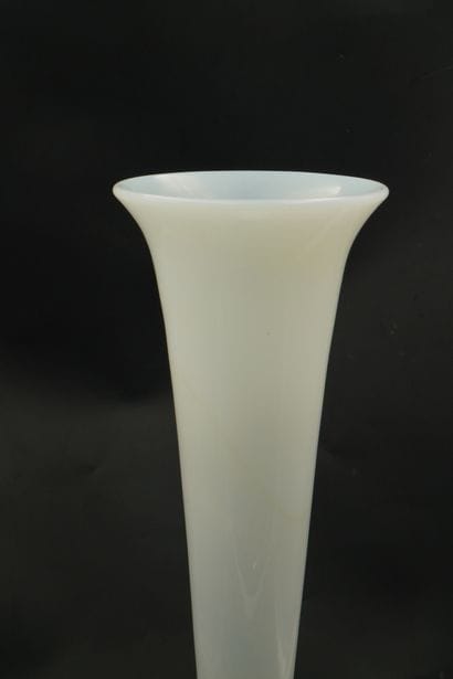 Vase cornet en opaline clair de lune. Travail...